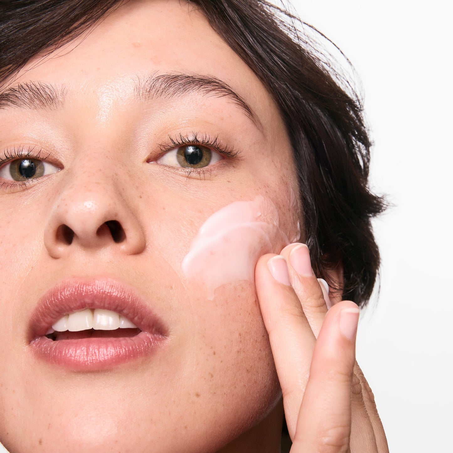 hydrating-cleanser-and-oil-free-moisturizer-duo-y3 01_LYDIA_12_APPLICATION_OMEGA_SUPERSIZE_036_1_8483aad9-c9a3-46f0-b735-539c739306ac.jpg