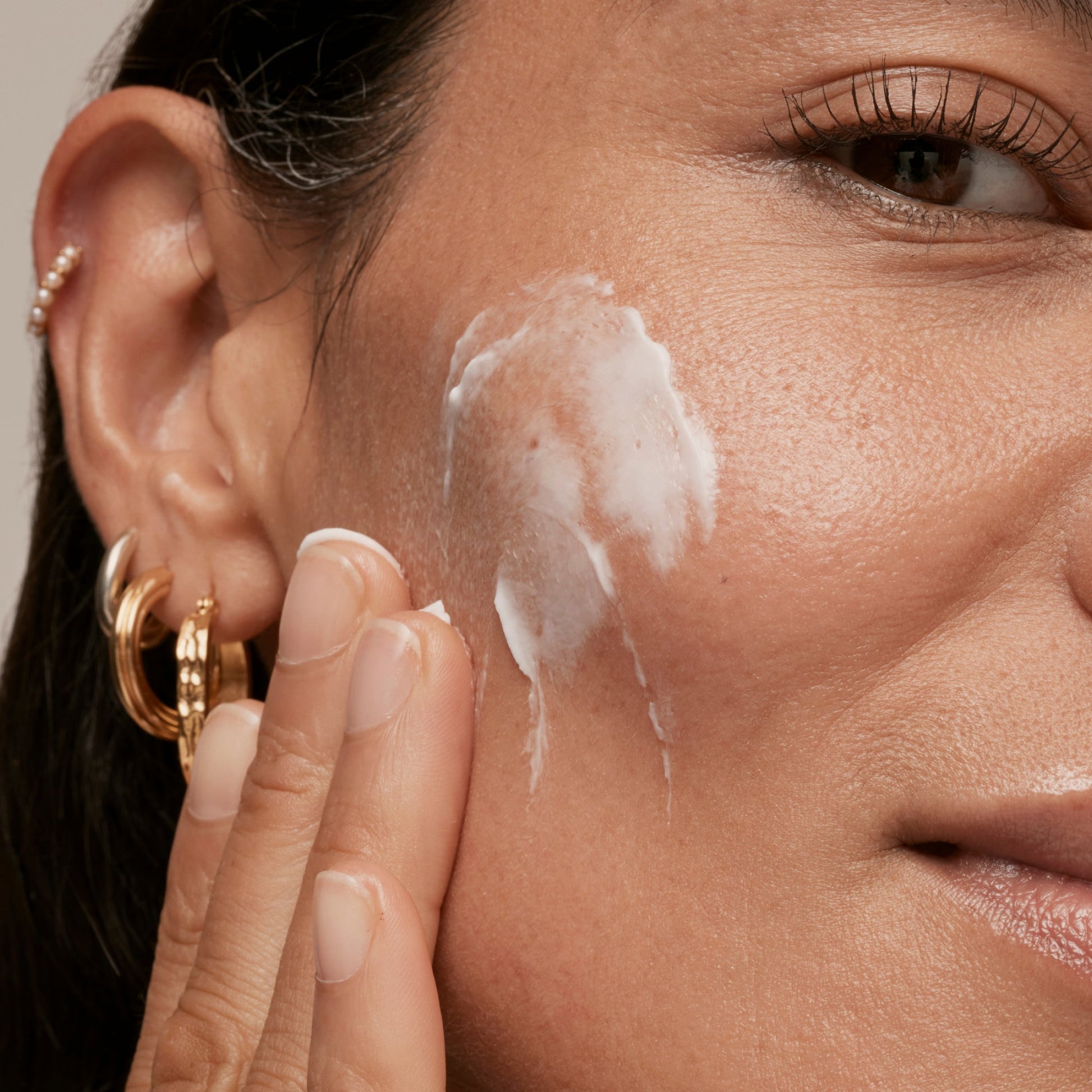 simple-skincare-cleanser-and-ceramide-moisturizer-duo-q6 INKEY_DTC_Bio-ActiveCeramide_Ppage_Model_02_dd0fc443-e441-4e82-ac65-ebe93c1b6365_1.jpg